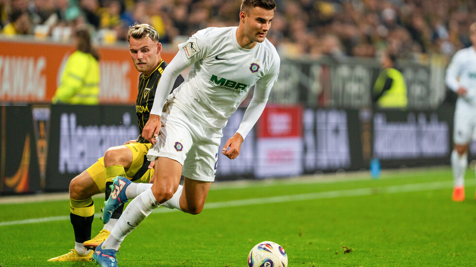 Aues Tristan Zobel setzt sich im Zweikampf gegen seinen Aachener Gegenspieler erfolgreich durch 