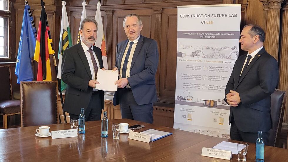 9,1 Millionen Euro aus den "Kohle-Millionen" für für das Construction Future Lab in Görlitz. Sachsens Regionalentwicklungsminister Thomas Schmidt (re) übergibt den Förderscheck an den Geschäftsführer der Tochtergesellschaft der TU Dresden, Professor Jürgen Weber.