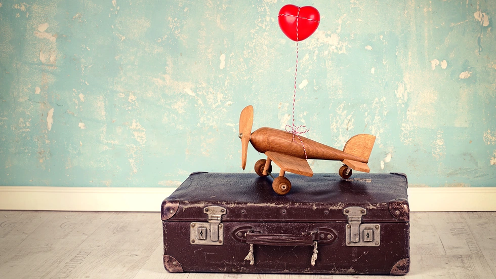 Koffer, Holzflugzeug, Luftballon