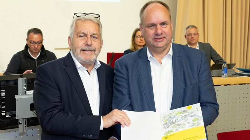 OB Hilbert (r.) bei der Übergabe der Machbarkeitsstudie an BUGA-Chef Jochen Sandner.