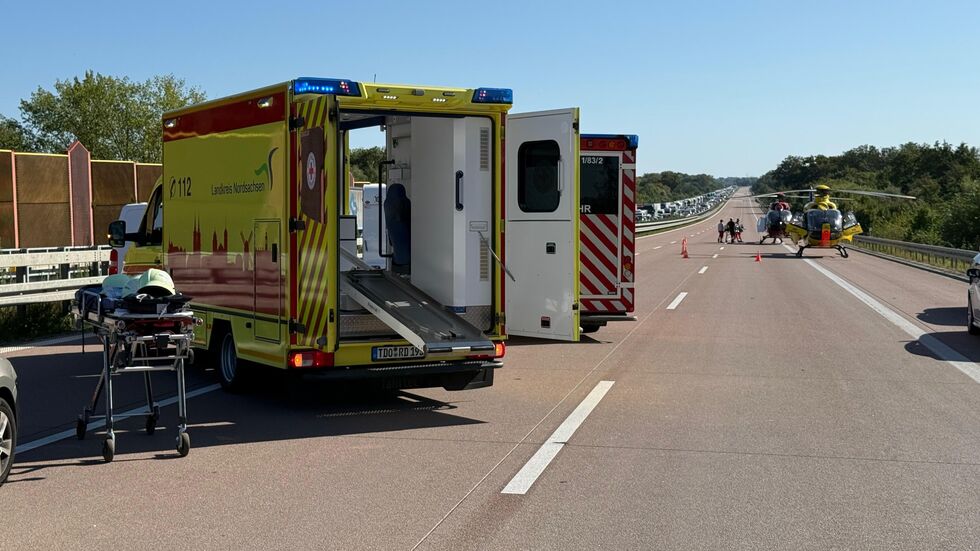Auch mehrere Rettungswagen sind im Einsatz. Auch mehrere Rettungswagen sind im Einsatz.