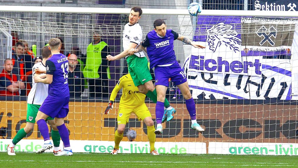Aues Marcel Bär im Kopfballduell 