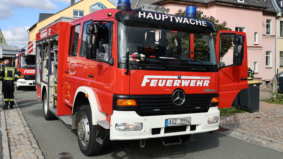 Vier Löschzüge wurden zu dem Einsatz alarmiert. Vier Löschzüge wurden zu dem Einsatz alarmiert.