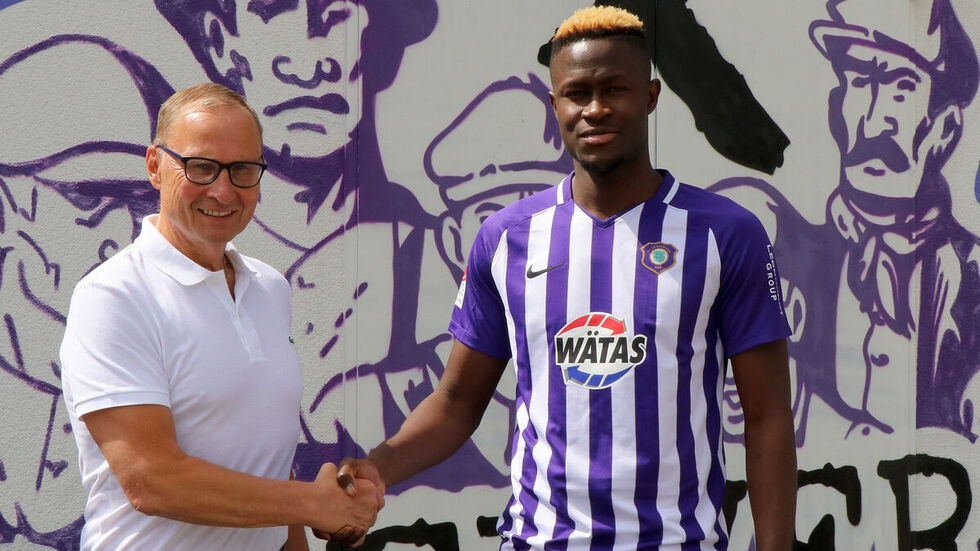 Aues Ehrenpräsident Uwe Leonhardt mit Neuzugang Babacar Gueye