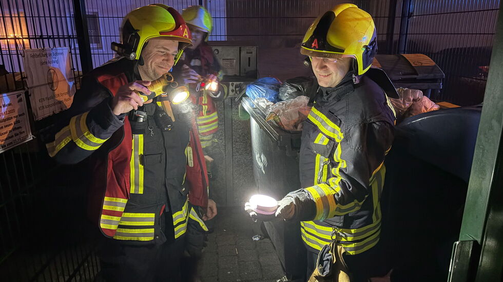 Die Feuerwehrleute konnten den kleinen "Unruhestifter" schließlich deaktivieren. Die Feuerwehrleute konnten den kleinen "Unruhestifter" schließlich deaktivieren.