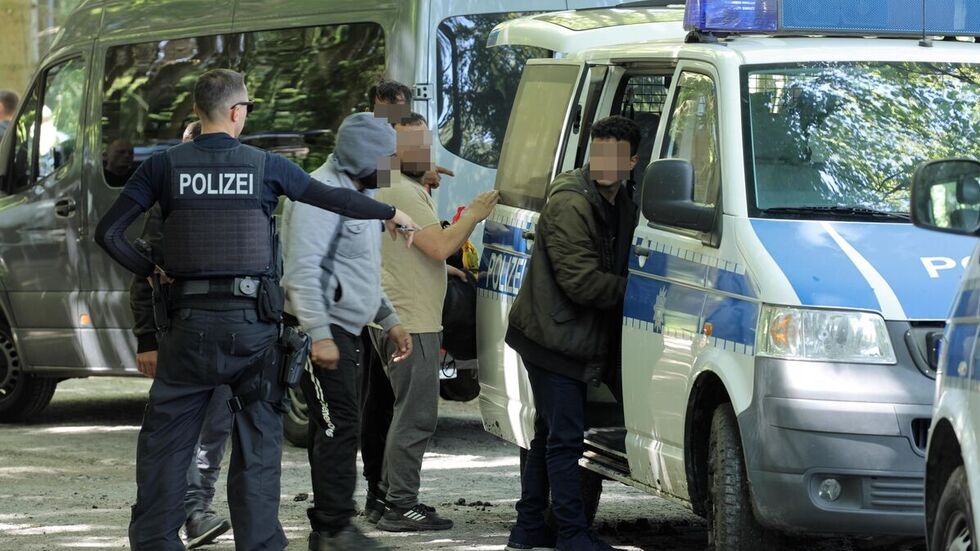 Die Flüchtlinge wurden mit ins Bundespolizeirevier genommen.