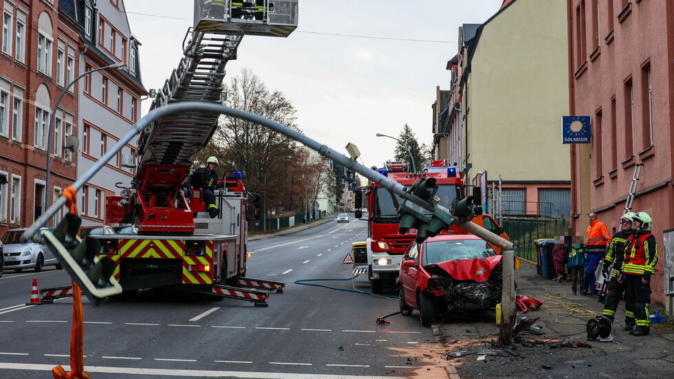 Der Ampelmast musste von der Feuerwehr entferntwerden. Der Ampelmast musste von der Feuerwehr entferntwerden.
