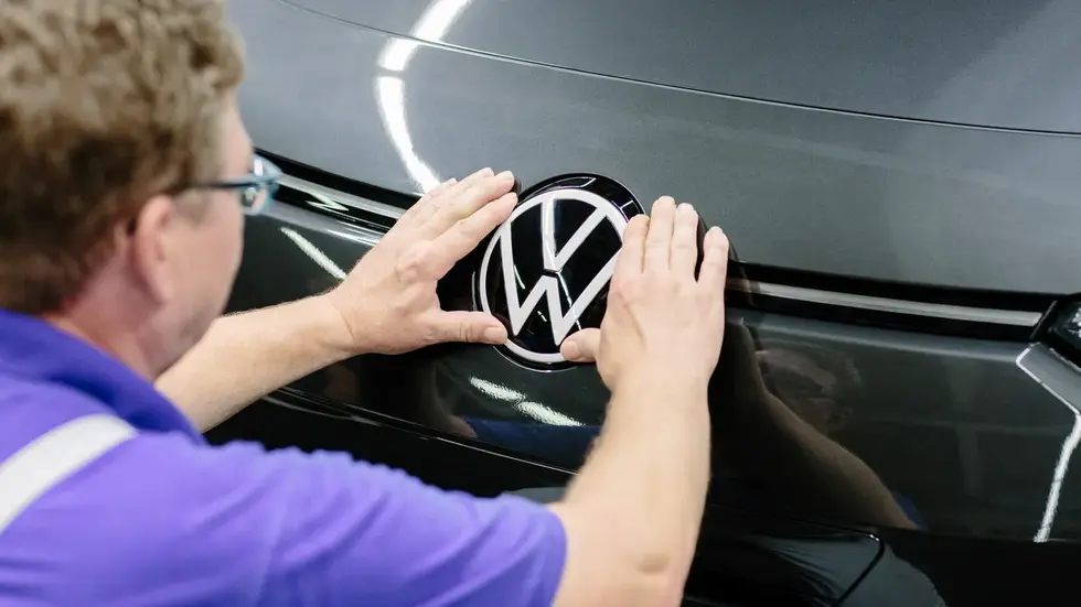 Ein Mitarbeiter an einem Fahrzeug vom Modell ID.3. Ein Mitarbeiter an einem Fahrzeug vom Modell ID.3.