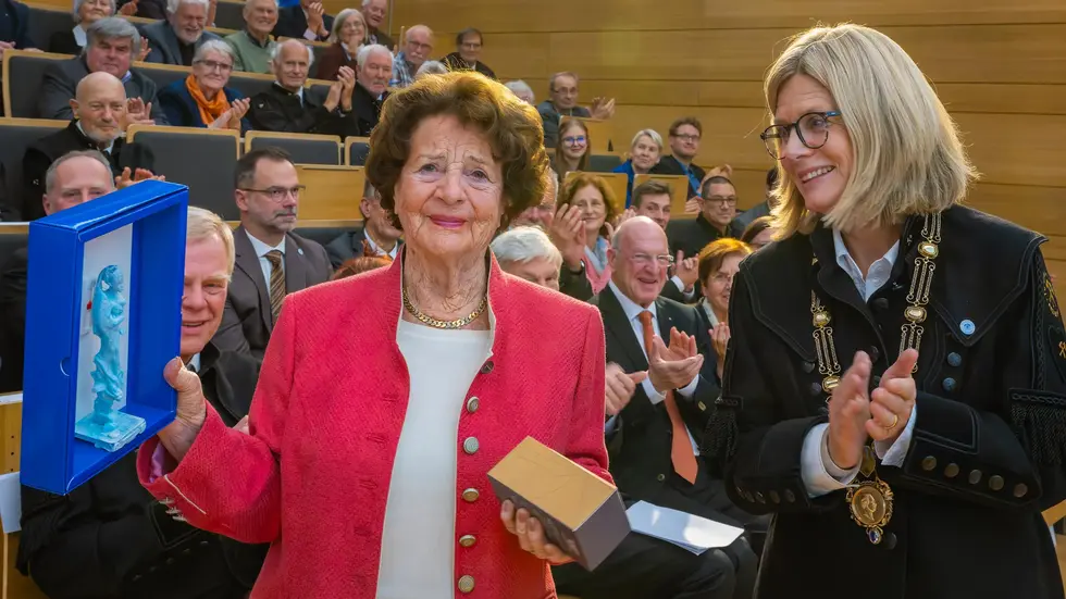 Jutta Emes, Rektorin der TU Bergakademie Freiberg, überreicht Stifterin Erika Krüger eine 3D-gedruckte Miniatur der heiligen Barbara. 