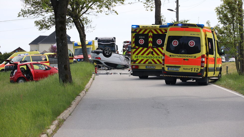 Die Freiwillige Feuerwehr Burkhardtsgrün übernahm Absicherungsmaßnahmen an der Unfallstelle. 