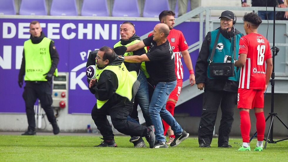 Coach Joe Enochs unterbrach ein Live-Interview um Johan Gomez beherzt zur Seite zu springen. Der "Fan" wurde von zwei Ordnern abgeführt. 
