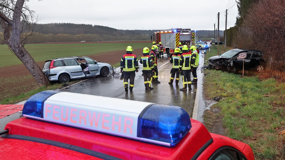 Einsatzkräfte an der Unfallstelle.