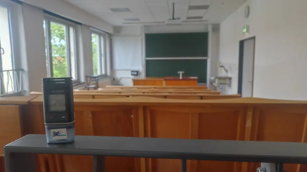 Messgerät bei einem Probeaufbau in einem Hörsaal der TU Bergakademie Freiberg. An über 60 Schulen, Kindergärten und Wohngebäuden in Sachsen erfasst das Projekt-Team seit 2025 Raumtemperatur und Luftfeuchtigkeit.