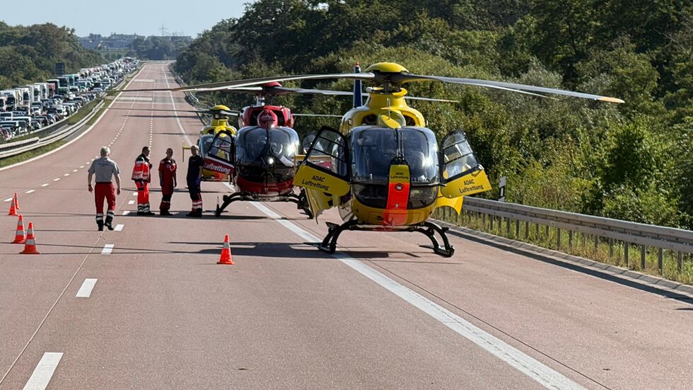 Mehrere Hubschrauber (hier sind drei zu sehen) sind im Einsatz, die A9 wurde in beide Richtungen voll gesperrt. Mehrere Hubschrauber (hier sind drei zu sehen) sind im Einsatz, die A9 wurde in beide Richtungen voll gesperrt.