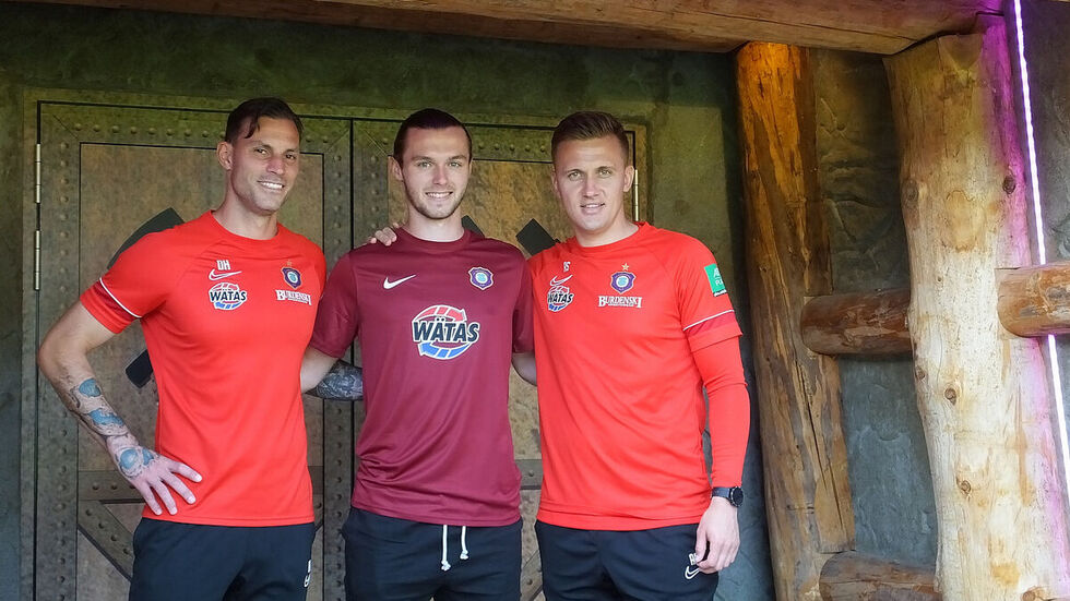 (Von links) Torwarttrainer Daniel Haas, Neuzugang Tim Kips und Chefcoach Aliaksei Shpileuski