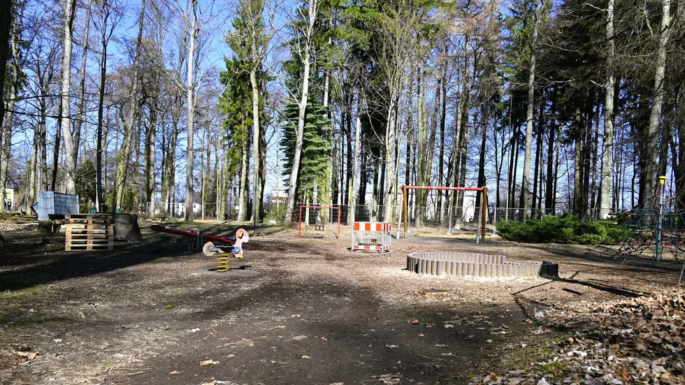Seit 4. März am Pöhlberg an der Neugestaltung des Spielplatzes gearbeitet.