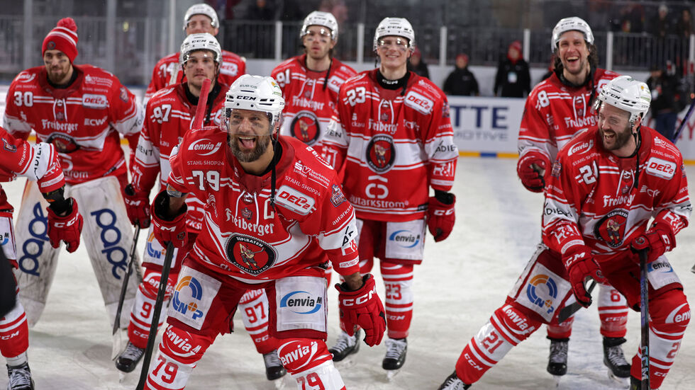 Mit 7:3 gewannen die Eispiraten das Derby. Mit 7:3 gewannen die Eispiraten das Derby.