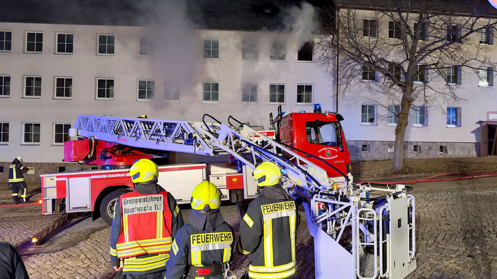Der Mann war während der Löscharbeiten vom Dach des Wohnhauses gesprungen. 