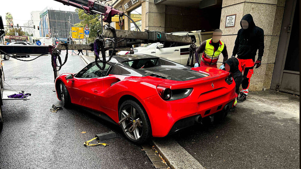 Hier wird der 200.000 Euro teure Ferrari abgeschleppt.