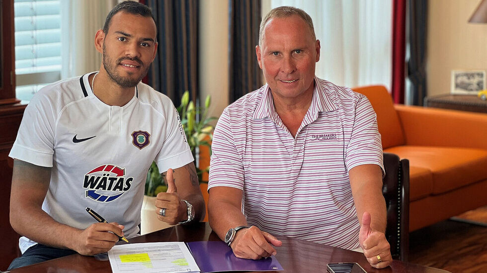 Neu-Veilchen Steffen Nkansah mit FCE-Präsident Helge Leonhardt.