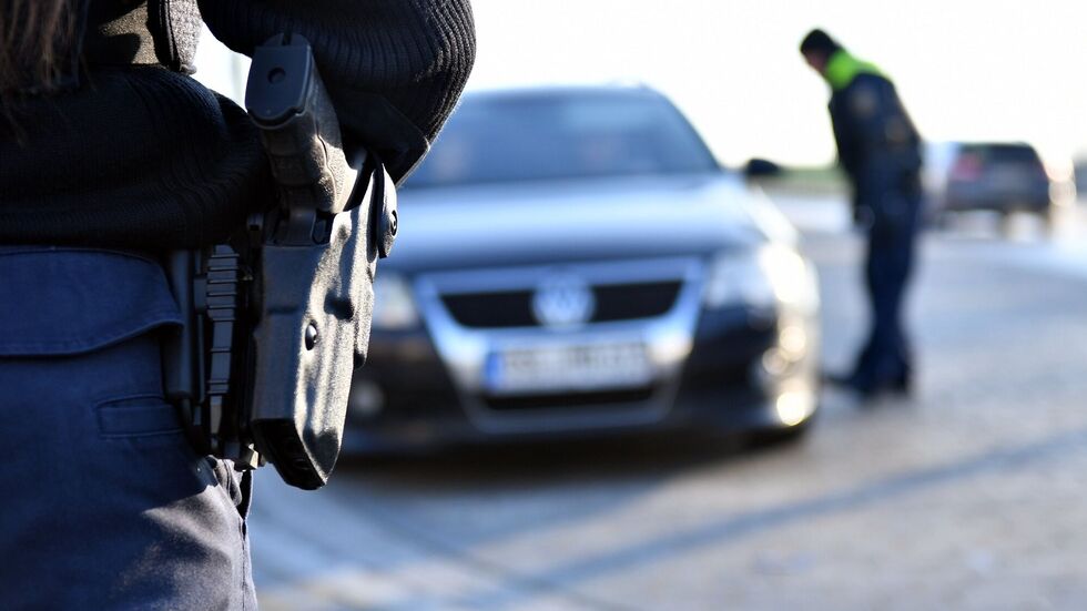 Polizisten stoppten den irren Autofahrer (44). Polizisten stoppten den irren Autofahrer (44).