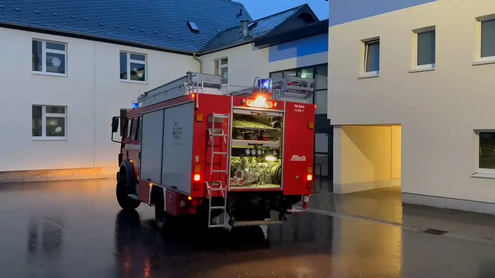 Die Feuerwehr musste den Keller der Grundschule Sosa auspumpen. Die Feuerwehr musste den Keller der Grundschule Sosa auspumpen.