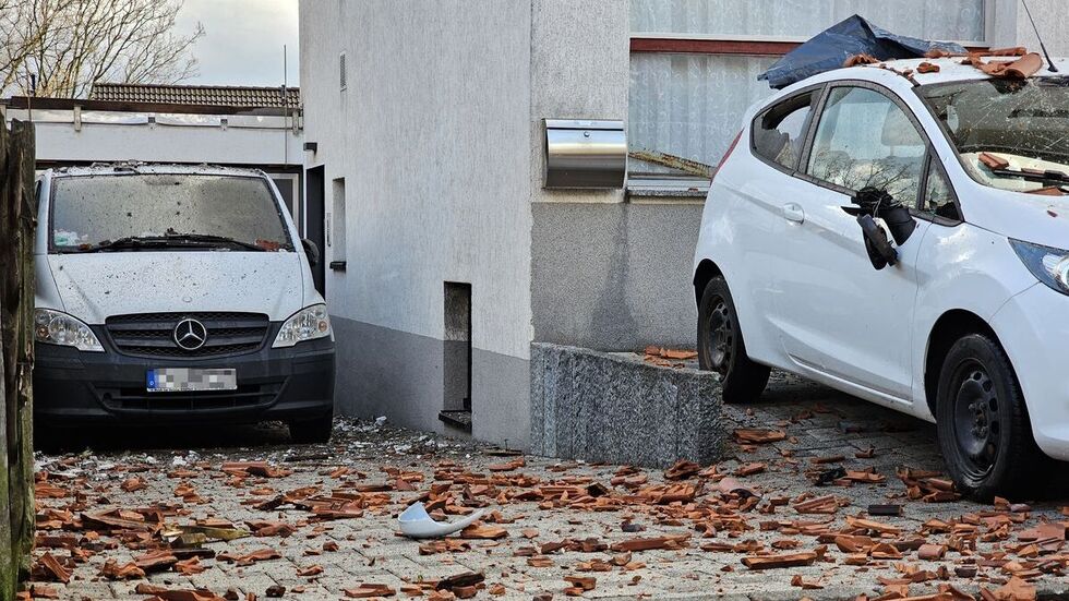 Der Hof liegt voller Ziegel-Trümmer