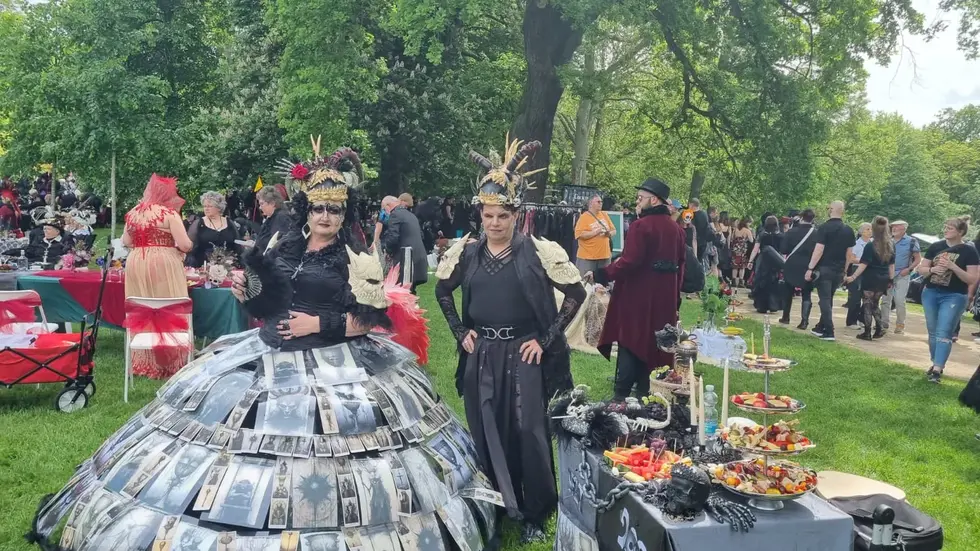 Mit einem spektakulären Kleid stellte diese Dame ihren Begleiter in den Schatten. Mit einem spektakulären Kleid stellte diese Dame ihren Begleiter in den Schatten.
