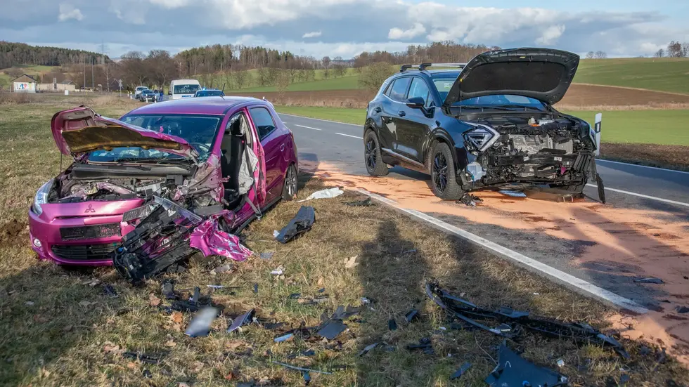 Bei Annaberg waren zwei Pkw zusammengestoßen. Bei Annaberg waren zwei Pkw zusammengestoßen.