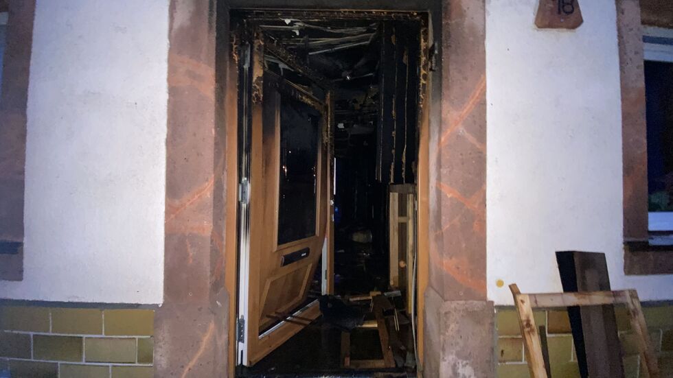 Blick ins Brandhaus - am Morgen nach der schlimmen Nacht. Blick ins Brandhaus - am Morgen nach der schlimmen Nacht.