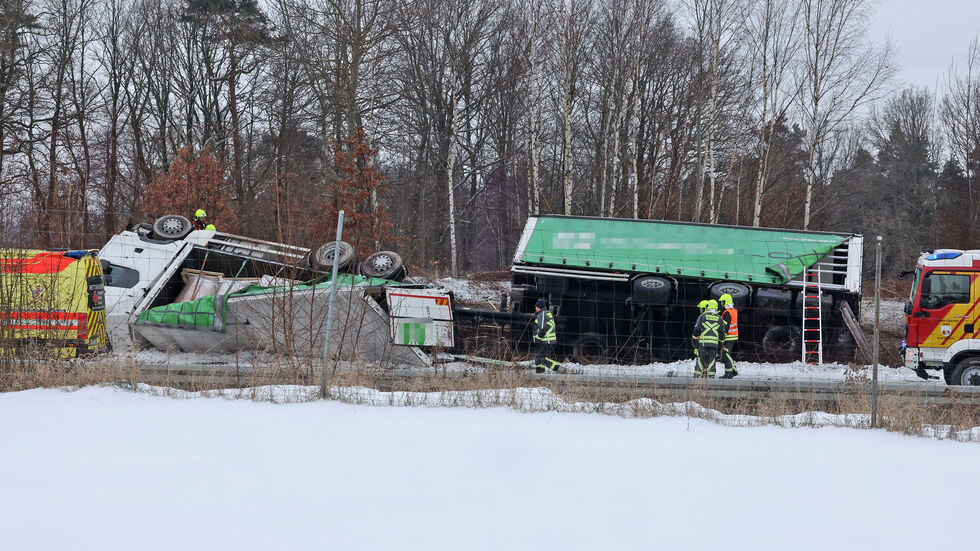 Das LKW-Führerhaus landete auf dem Dach.
