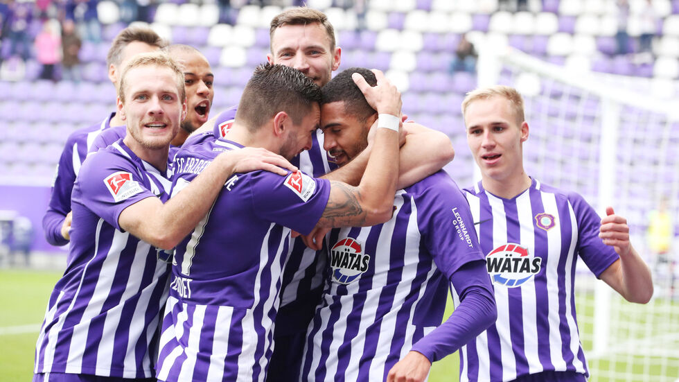 Malcom Cacutalua jubelt mit dem Team über seinen Treffer zum 1:0