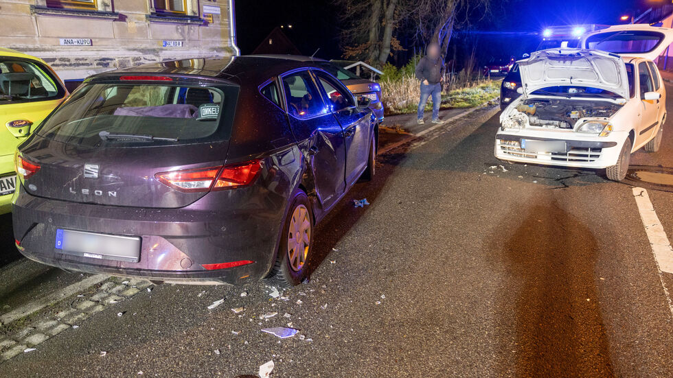 Wie der Frontalcrash passieren ist, ermittelt die Polizei. Wie der Frontalcrash passieren ist, ermittelt die Polizei.