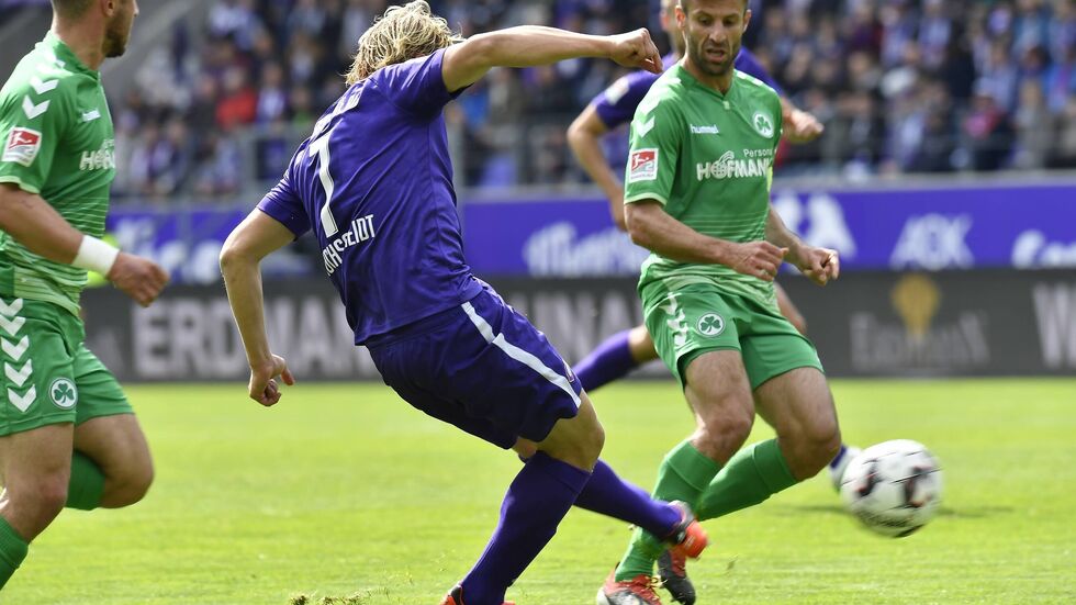Jan Hochscheidt trifft zum 1:1 gegen Fürth.