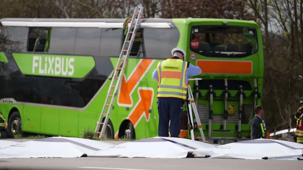 Ein Polizist bei der Unfallaufnahme an dem verunglückten Flixbus 2024 an der A9 bei Schkeuditz. Ein Polizist bei der Unfallaufnahme an dem verunglückten Flixbus 2024 an der A9 bei Schkeuditz.
