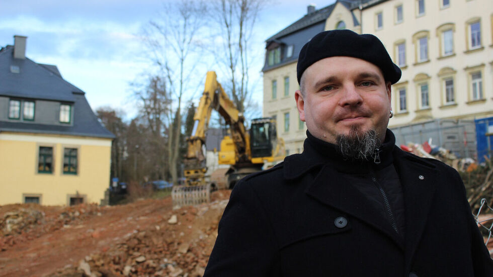 Archivar Berndt Thomas Möckel am ehemaligen Logengebäude.
Foto © Sindy Einhorn Archivar Berndt Thomas Möckel am ehemaligen Logengebäude.
Foto © Sindy Einhorn