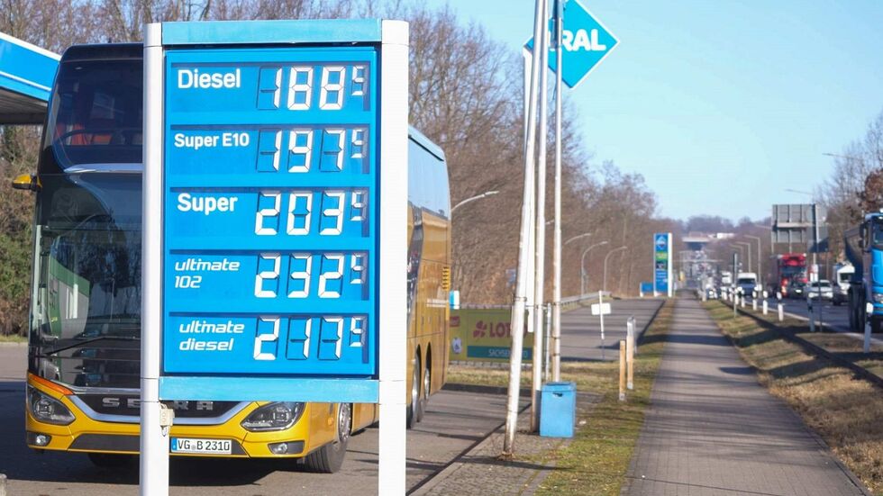 Einzelne Tankstellen haben schon die 2 Euro-Marke bei Super überschritten Einzelne Tankstellen haben schon die 2 Euro-Marke bei Super überschritten