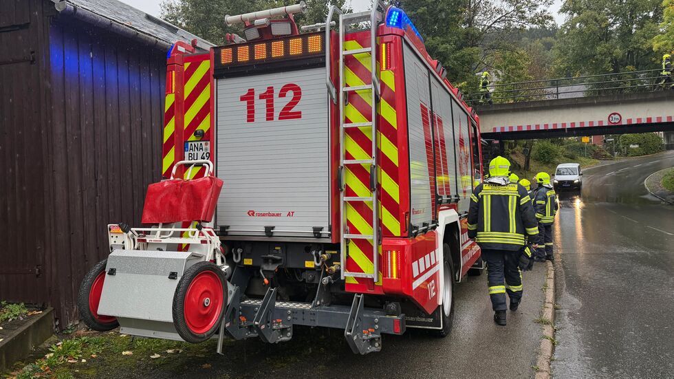 Um die 15 Feuerwehrleute eilten zur Unfallstelle. Um die 15 Feuerwehrleute eilten zur Unfallstelle.