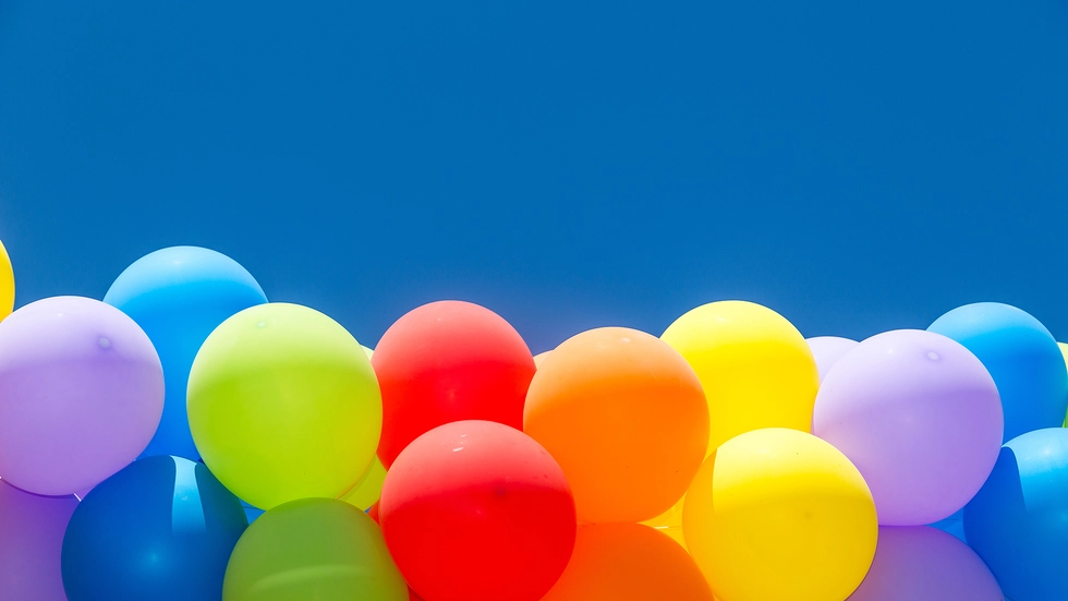 bunte Luftballons und blauer Himmel