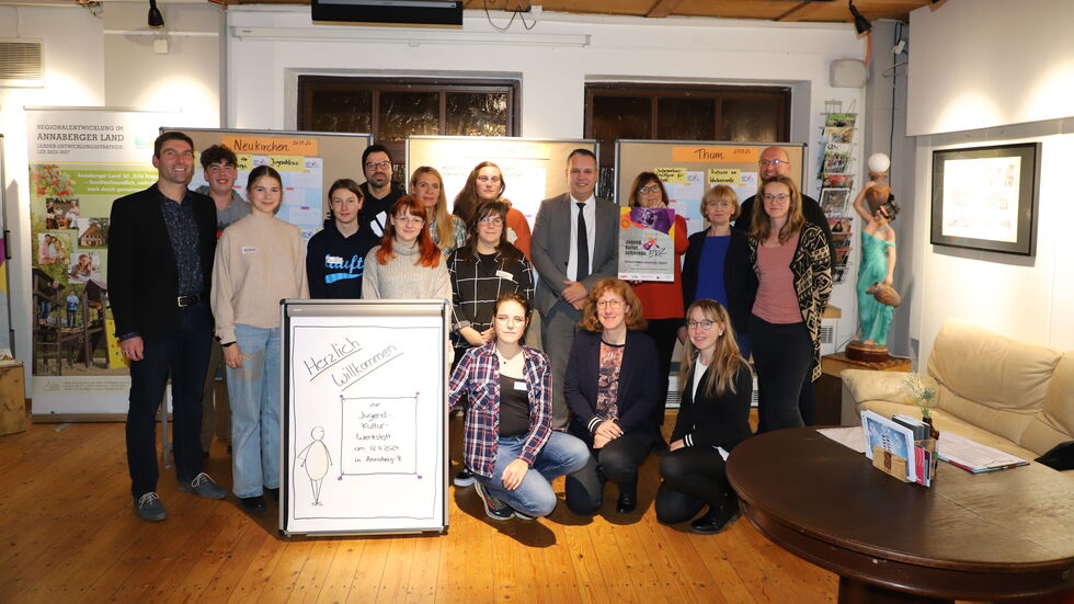 Auftakt der „Jugend-Kultur-Werkstatt“: Jugendliche des „Jugend-Kreis-Teams“ mit Landrat Rico Anton, Vertretern der LEADER-Regionen und der Servicestelle Kinder- und Jugendbeteiligung Sachsen sowie den Kolleginnen des Flexiblen Jugendmanagements des Kreisjugendrings Erzgebirge e. V.. Auftakt der „Jugend-Kultur-Werkstatt“: Jugendliche des „Jugend-Kreis-Teams“ mit Landrat Rico Anton, Vertretern der LEADER-Regionen und der Servicestelle Kinder- und Jugendbeteiligung Sachsen sowie den Kolleginnen des Flexiblen Jugendmanagements des Kreisjugendrings Erzgebirge e. V..