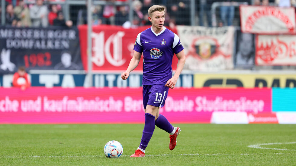 Erik Majetschak wird ein weiteres Jahr für Aue spielen.