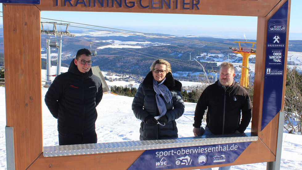 René Lötzsch von der Fichtelberg Schwebebahn, Tourismusministerin Barbara Klepsch und Constantin Gläß von der LGO (v.r.n.l.) zum Start der Wintersaison. René Lötzsch von der Fichtelberg Schwebebahn, Tourismusministerin Barbara Klepsch und Constantin Gläß von der LGO (v.r.n.l.) zum Start der Wintersaison.
