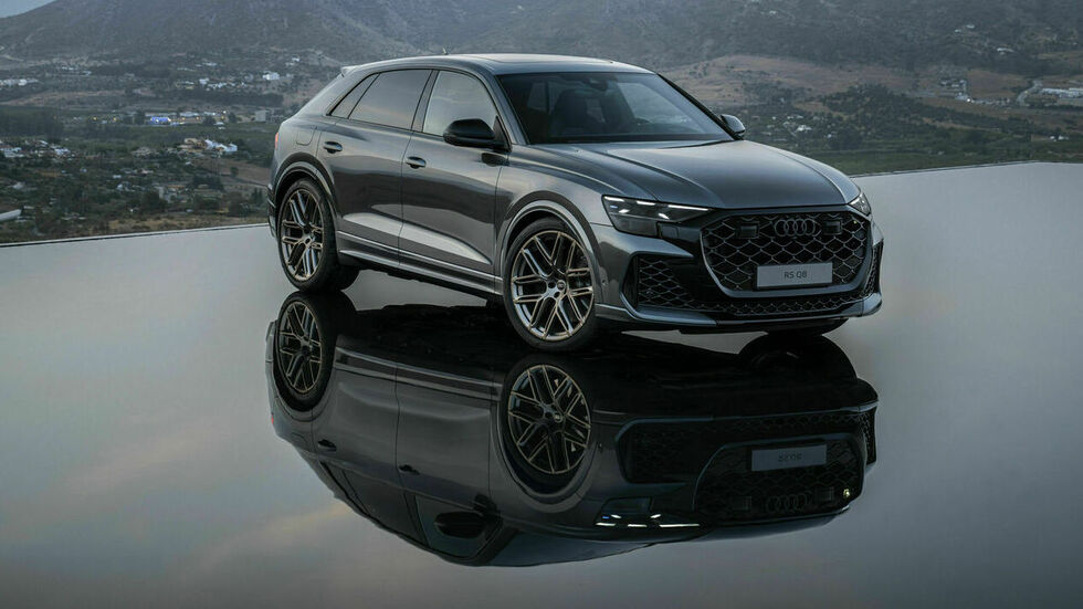 Mit so einen Luxuswagen (Audi RSQ8) krachte der Pole gegen einen Straßenbaum.