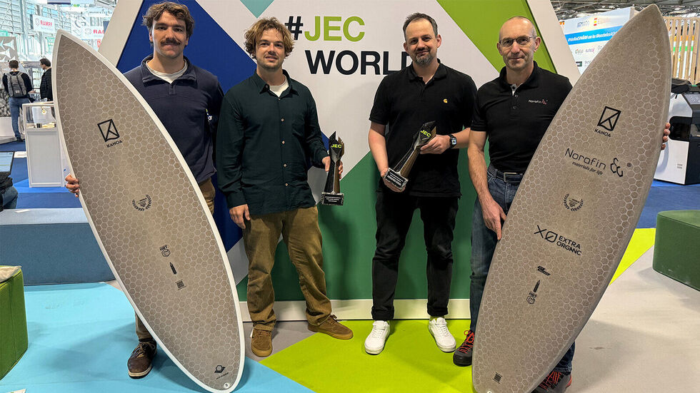 An der Entwicklung der preisgekrönten „Honey Roots Technology“ für die Herstellung von vollständig recycelbaren Surfbrettern wirkten u. a. mit (v. l.): Gabin Verdet und Thilo v. Osterhausen (beide Gun Sails von Osterhausen GmbH), Dr. Jörg Kaufmann (TU Chemnitz/Forschungsgruppe „Composite“) sowie Marc Jolly (Norafin Industries).