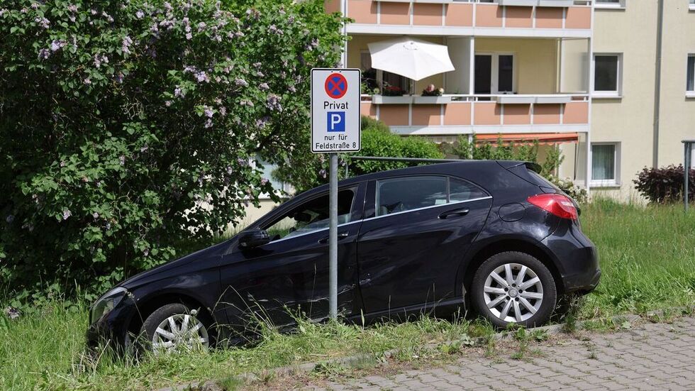 Weil der Wagen gegen ein Verkehrsschild gerollt ist, konnte die Frau sich nicht selbst befreien. Weil der Wagen gegen ein Verkehrsschild gerollt ist, konnte die Frau sich nicht selbst befreien.