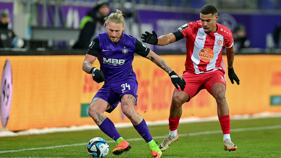 Aues Offensivspieler Marvin Stefaniak im Zweikampf mit Essens Eric Voufak