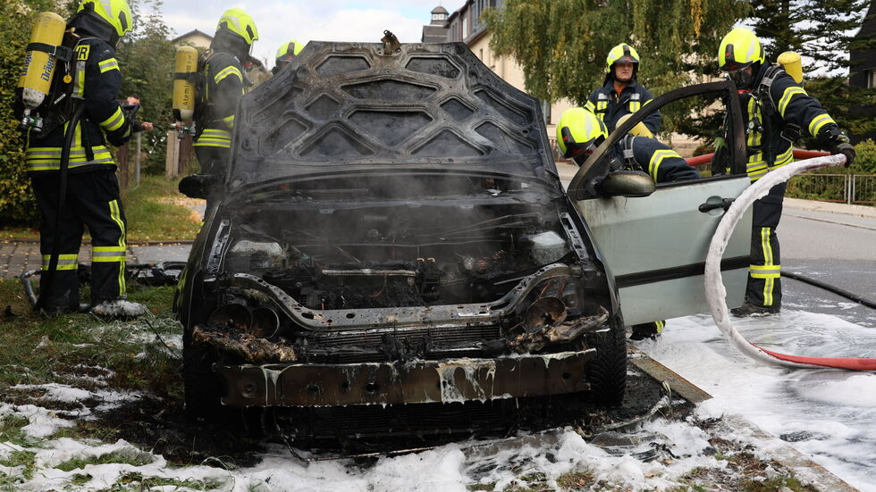 Zunächst wurde mit Wasser, dann mit Schaum gelöscht. Zunächst wurde mit Wasser, dann mit Schaum gelöscht.